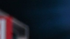 Muchos en Los Ángeles continúan usando mascarillas cuando salen de casa.