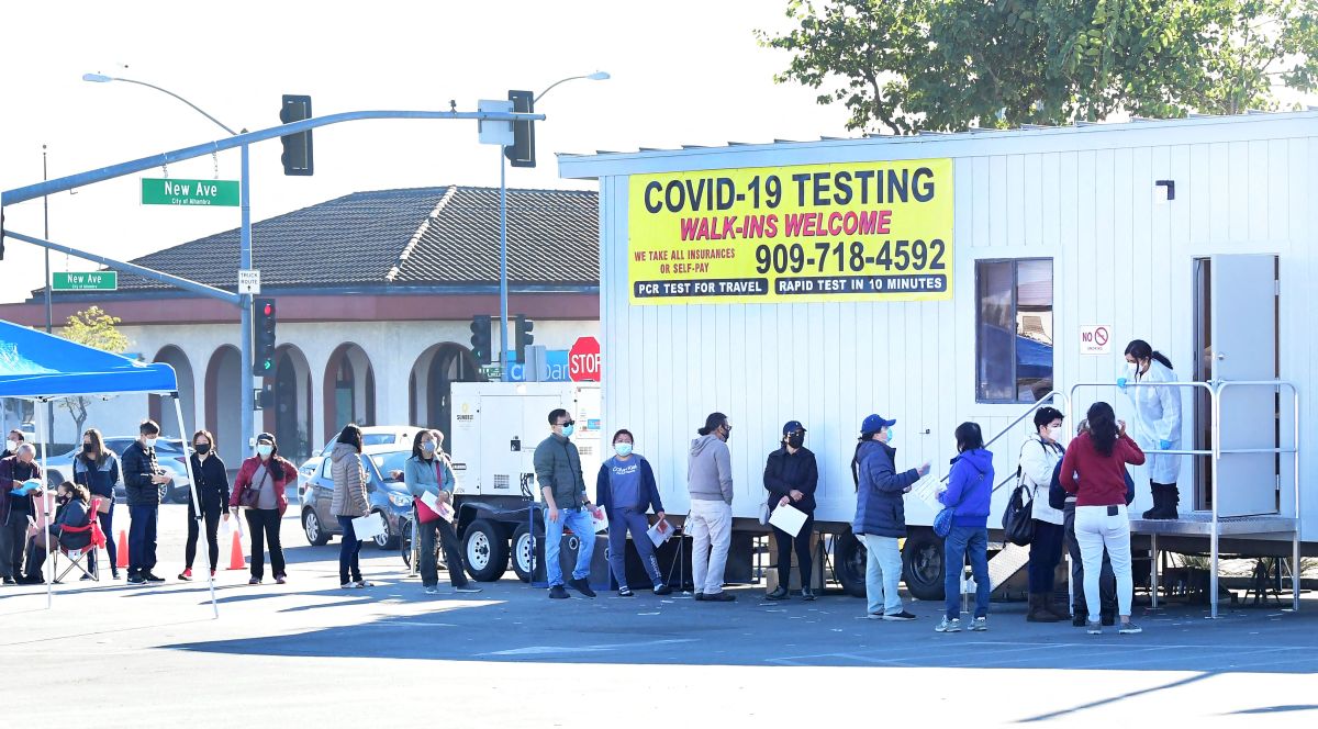 Residentes del Condado de Los Ángeles acuden a los sitios donde ofrecen pruebas COVID.