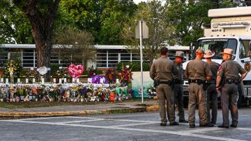 Tiroteo en Uvalde: Familiares piden suspender a todos los policías que estuvieron el día de la masacre en la primaria