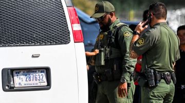 La Patrulla Fronteriza detuvo a un inmigrante que manejaba un camión con 85 indocumentados.