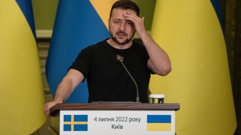 "Rusia se ha infiltrado en el gobierno de Ucrania": Zelenski suspende a altos funcionarios por "traición y colaboración" con Moscú