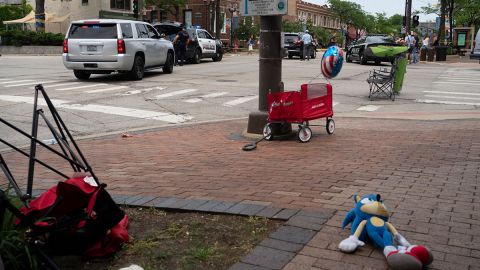 México confirma la muerte de otro mexicano por el tiroteo en Highland Park, Illinois, y sube a 8 los fallecidos