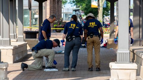 Sospechoso de tiroteo en desfile de Highland Park es acusado de 7 cargos de asesinato en primer grado