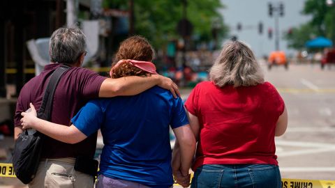 Sube a 7 las víctimas mortales por el tiroteo en Highland Park, Illinois