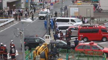 Autoridades investigan la escena del ataque contra el ex primer ministro de Japón Shinzo Abe.
