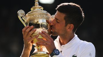 Novak Djokovic besa el trofeo.