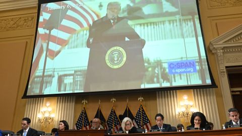 El panel del 6 de enero mostró la conexión entre grupos de extrema derecha y Trump.