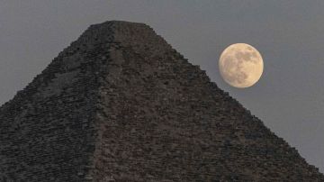 La luna creciente sobre las pirámides de Giza en la capital egipcia el 12 de julio de 2022, un día antes de la "superluna" de julio.