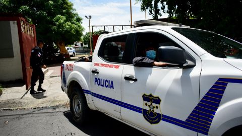 La policía y la Fiscalía llegaron a la sede de la Fesfut en busca de pruebas.