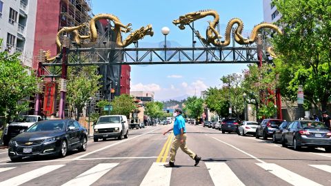 Muchos han optado por seguir usando mascarillas en Los Ángeles.