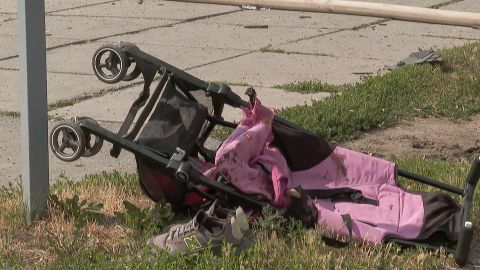 Un cochecito tirado en el suelo después de que los misiles rusos cayeron en Vinnytsia, en el centro de Ucrania,