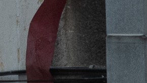 Un rescatista remueve escombros en Vinnytsia, Ucrania, donde decenas murieron o resultaron lesionadas.