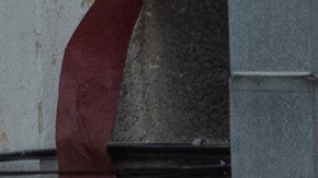 Un rescatista remueve escombros en Vinnytsia, Ucrania, donde decenas murieron o resultaron lesionadas.