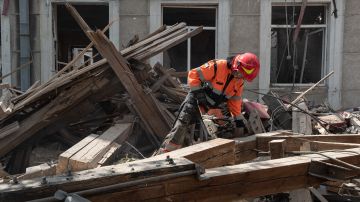 Un rescatista remueve escombros en Vinnytsia, Ucrania, donde decenas murieron o resultaron lesionadas.