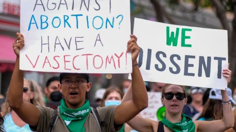 Activistas en defensa del derecho al aborto protestan en Santa Monica, California.