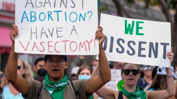 Activistas en defensa del derecho al aborto protestan en Santa Monica, California.