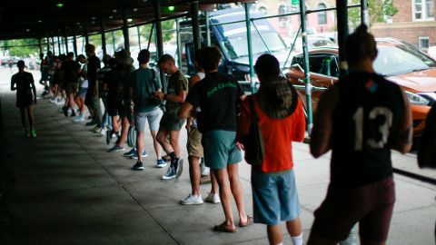 Personas esperan para vacunarse contra la viruela del mono en Nueva York.