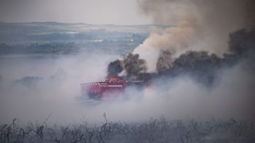 Un camión de bomberos arde en un incendio en el oeste de Francia.