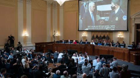 Una imagen del exvicepresidente Mike Pence (i) se mostró en una pantalla durante la audiencia.