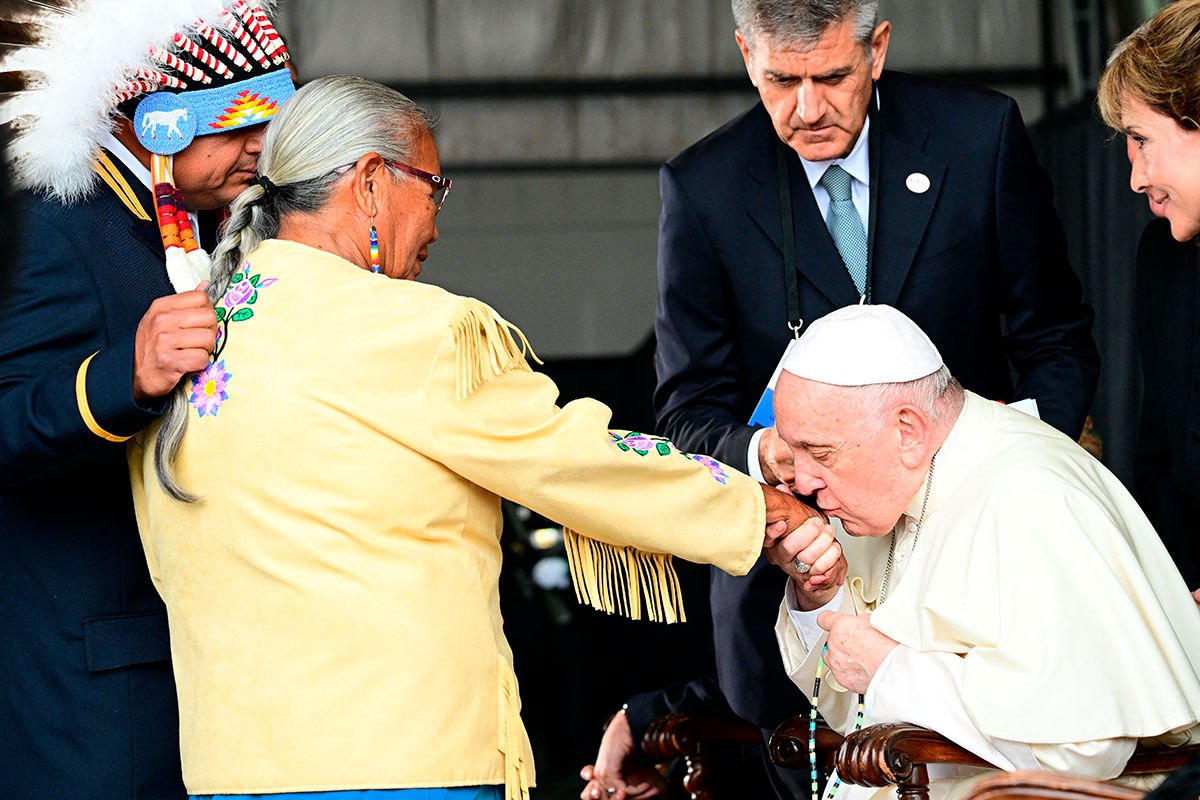 El papa Francisco pide perdón en Canadá “por el mal que tantos cristianos  hicieron a los indígenas” - La Opinión