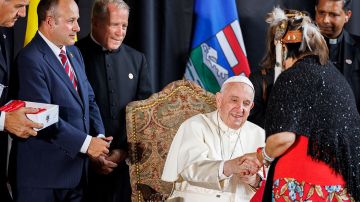 Indígenas dan la bienvenida al Papa Francisco a Canadá