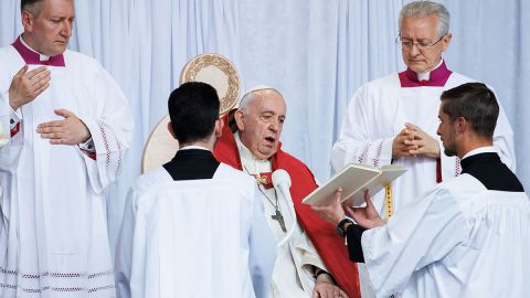 Papa Francisco pide "no oprimir nunca la conciencia de los demás" en misa en Canadá