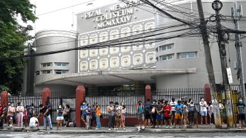 Vecinos de Manila evacuaron los edificios tras el fuerte terremoto en Filipinas.