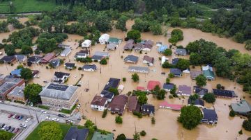 Casas sumergidas bajo las aguas de la inundación del North Fork del río Kentucky en Jackson.