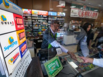 Personas compran boletos de Mega Millions en una tienda en Chino Hills, California.