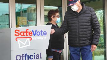 Residentes depositan sus boletas por correo en una urna oficial cerca de la biblioteca de Tippecanoe, en Milwaukee,
