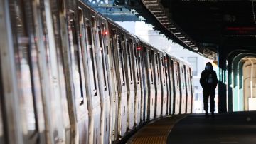 Adolescente de 14 años muere apuñalado en estación de metro de Nueva York; policía captura a sospechoso