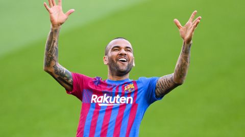 El lateral derecho brasileño Dani Alves pasa de jugar con el FC Barcelona a la Liga MX con los Pumas de la UNAM.