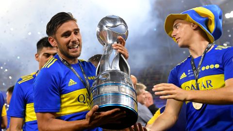 Eduardo Salvio levanta la Copa Argentina en el 2021.