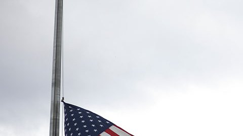 Joe Biden ordena ondear la bandera a media asta por el tiroteo en Illinois