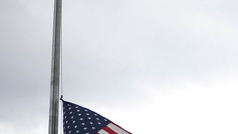 Joe Biden ordena ondear la bandera a media asta por el tiroteo en Illinois
