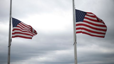 Joe Biden ordena ondear la bandera a media asta por el tiroteo en Illinois