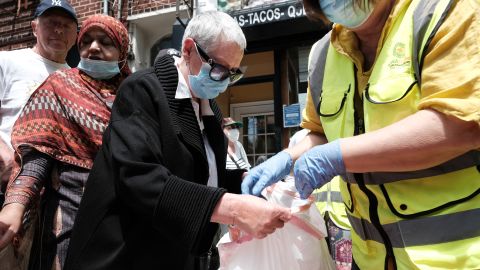 Refugiados de Ucrania reciben donaciones en un vecindario de Nueva York, en mayo de 2022.