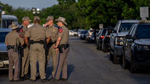 Policía nunca tuvo oportunidad de dispararle al pistolero de Uvalde y apuntó por error a un entrenador