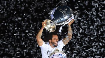 Marcelo celebra la 14° Copa de Europa del Real Madrid.