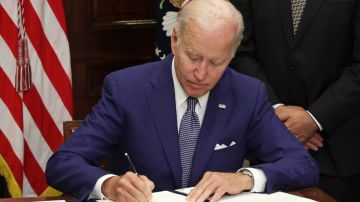 Biden firmó una orden ejecutiva para proteger el derecho al aborto.