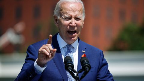 Padre de víctima de tiroteo de Parkland interrumpe a Joe Biden al firmar ley sobre armas