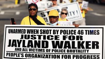 Personas marchan pidiendo justicia por Jayland Walker en Newark, Nueva Jersey.