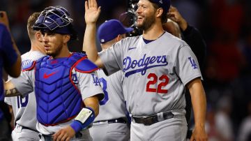 Clayton Kershaw, normalmente serio, sonríe tras la victoria de los Dodgers en Anaheim.