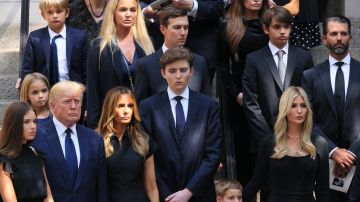 El expresidente Donald Trump asistió con sus hijos y otros miembros de su familia al funeral de Ivana Trump.