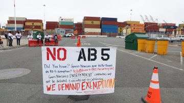 Los camioneros protestan contra la ley AB5 y bloquearon el Puerto de Oakland.