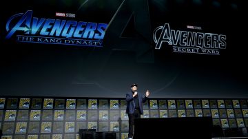 Kevin Feige, presidente de Marvel Studios, presentando los dos próximos filmes de los "Avengers" en el Comic-Con de San Diego.