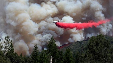 JERSEYDALE, CALIFORNIA - JULY 24: A firefighting aircraft drops retardant ahead of the Oak Fire on July 24, 2022 near Jerseydale, California. The fast moving Oak Fire burning outside of Yosemite National Park has forced evacuations, charred over 14,000 acres and has destroyed several homes since starting on Friday afternoon. The fire is zero percent contained. (Photo by Justin Sullivan/Getty Images)