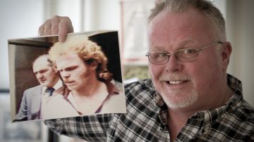 Kirk Bloodsworth (52) muestra una foto de sí mismo durante el momento de su arresto durante una entrevista en su apartamento en Mount Rainier, Maryland, el 26 de septiembre de 2012.