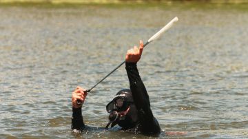 Hombre muere ahogado frente a su hijo tratando de recoger pelotas de golf en un lago de Florida