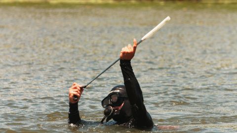 Hombre muere ahogado frente a su hijo tratando de recoger pelotas de golf en un lago de Florida